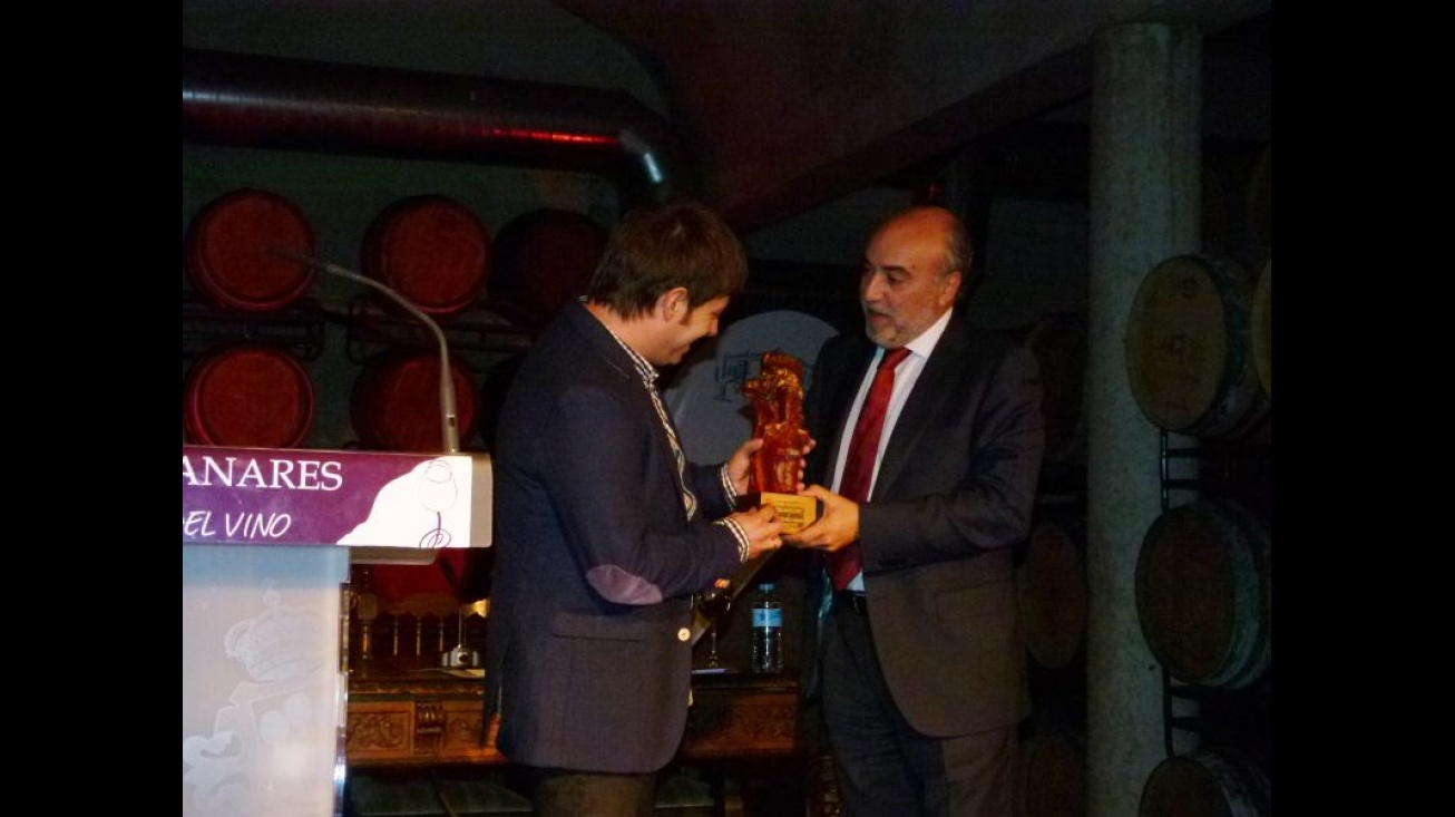 Darío Frías, ganador del premio de poesía "Ciega de Manzanares" en 2014, recibe el galardón de manos del alcalde