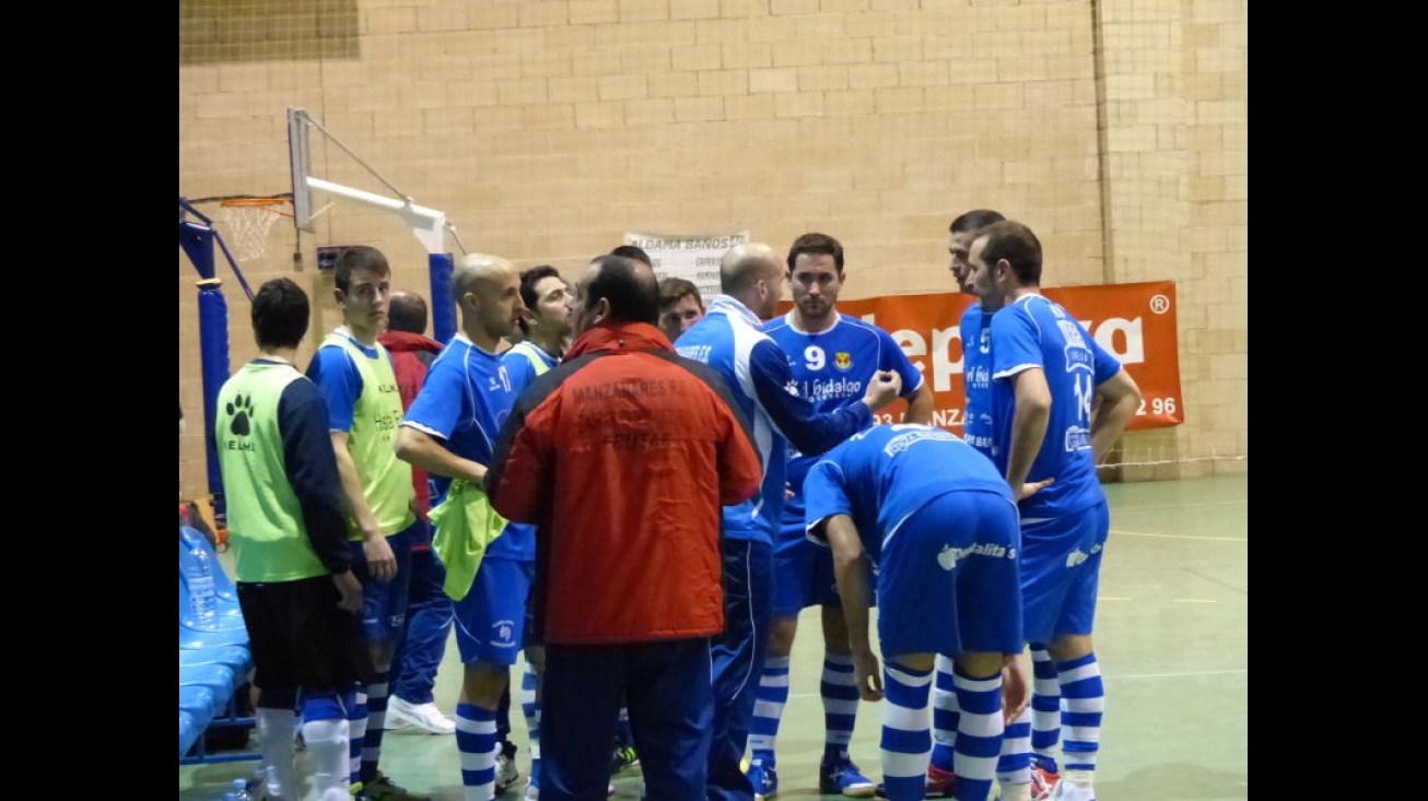 Labián da instrucciones a su equipo