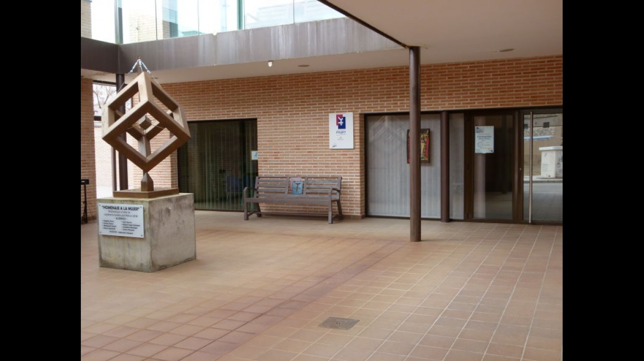 Patio de entrada del Centro de la Mujer