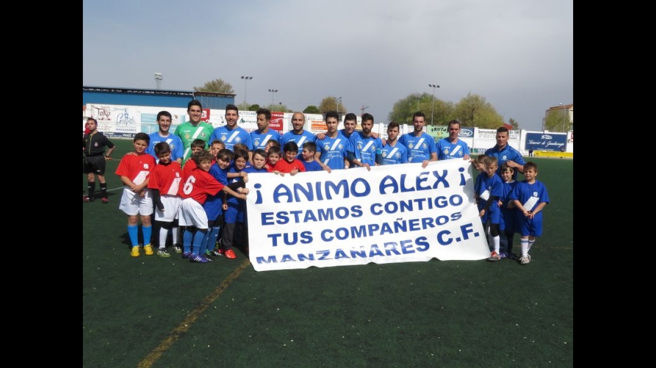 Pancarta de ánimo al benjamín Alex, que está hospitalizado