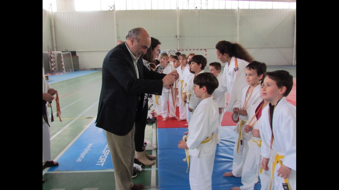 Entrega de medallas a cargo del alcalde y la concejal de Deportes