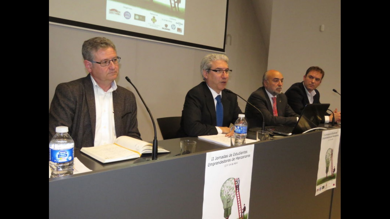 Casimiro García-Abadillo, entre el director del IES "Sotomayor", David Abolafia, y el alcalde de Manzanares, Antonio López de la Manzanara