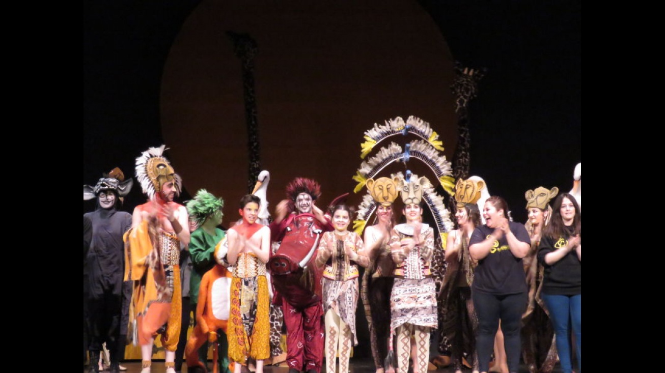 Saludo final de los protagonistas en el musical