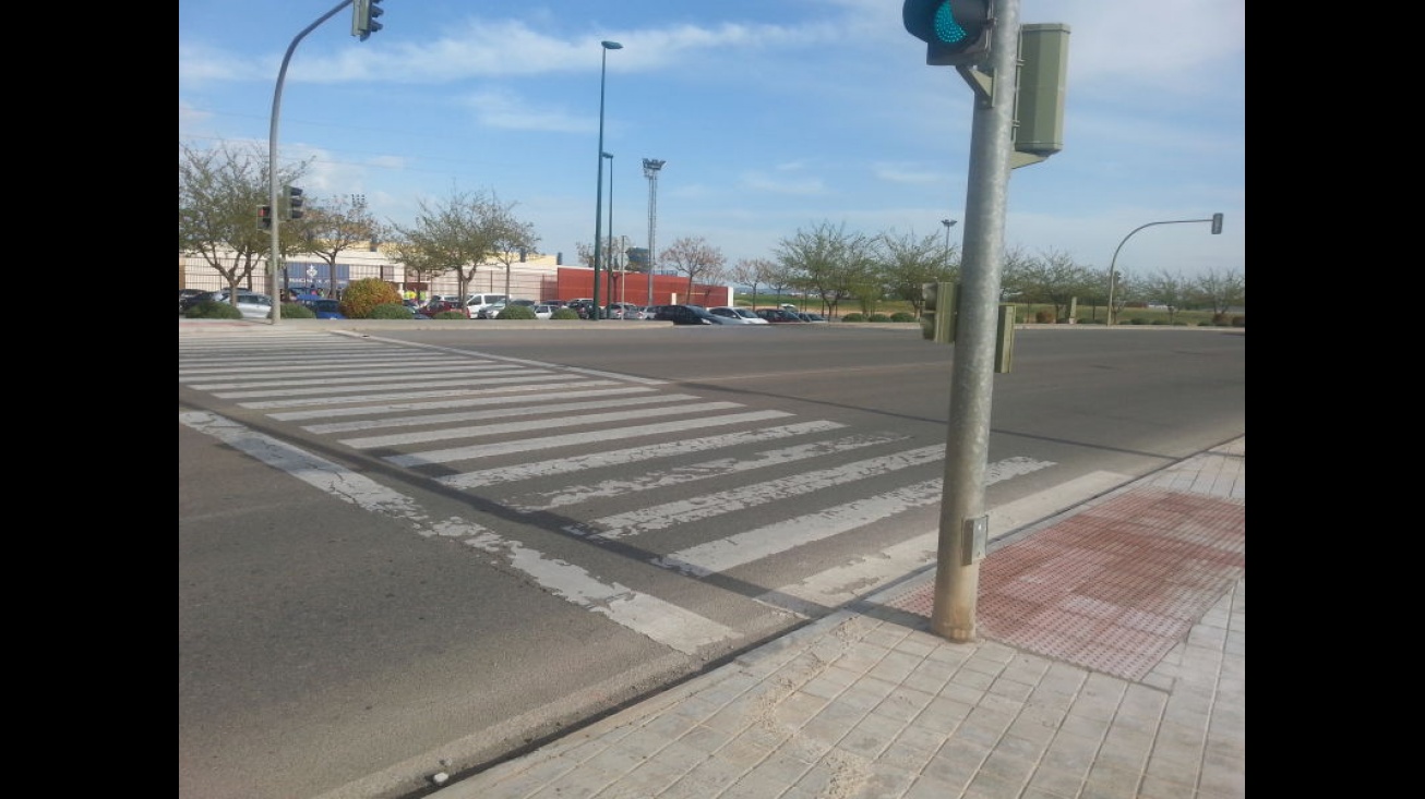 El paso hacia la pista de atletismo es uno de los que se elevarán una vez acondicionado el vado de la acera