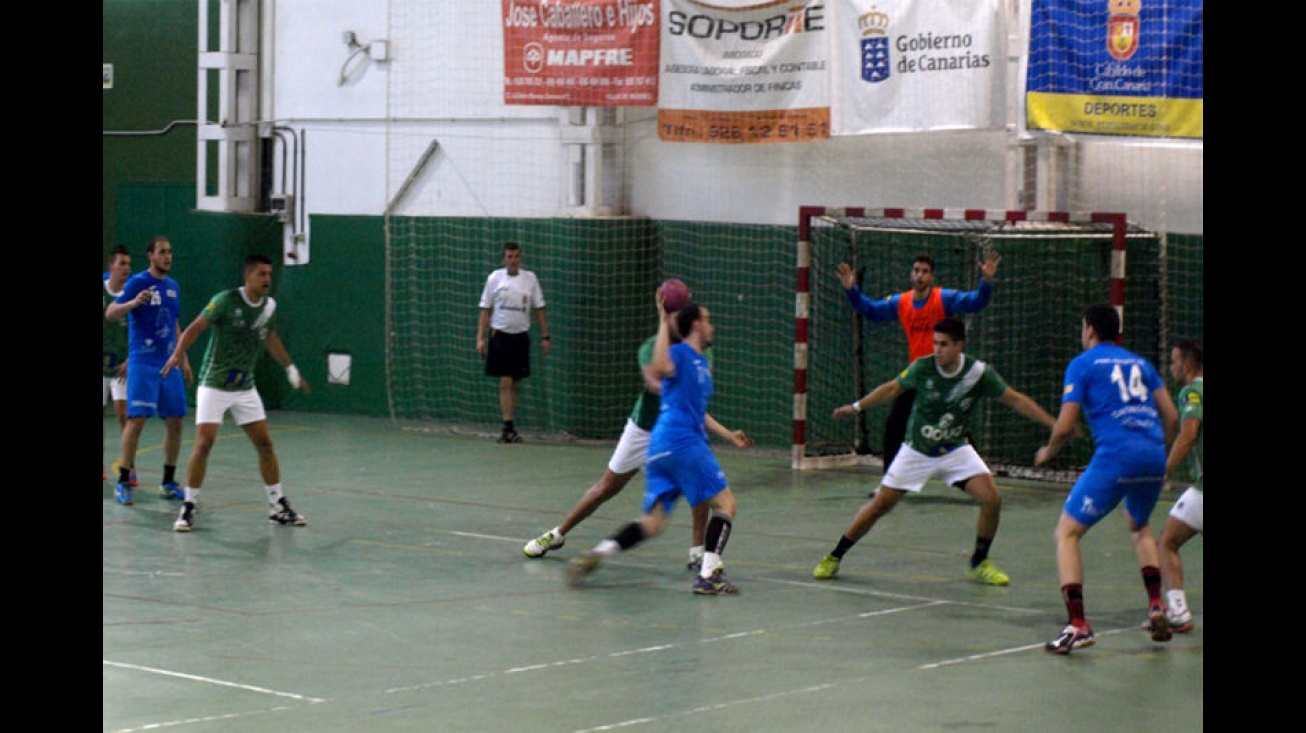 Ataque manzanareño en la cancha canaria