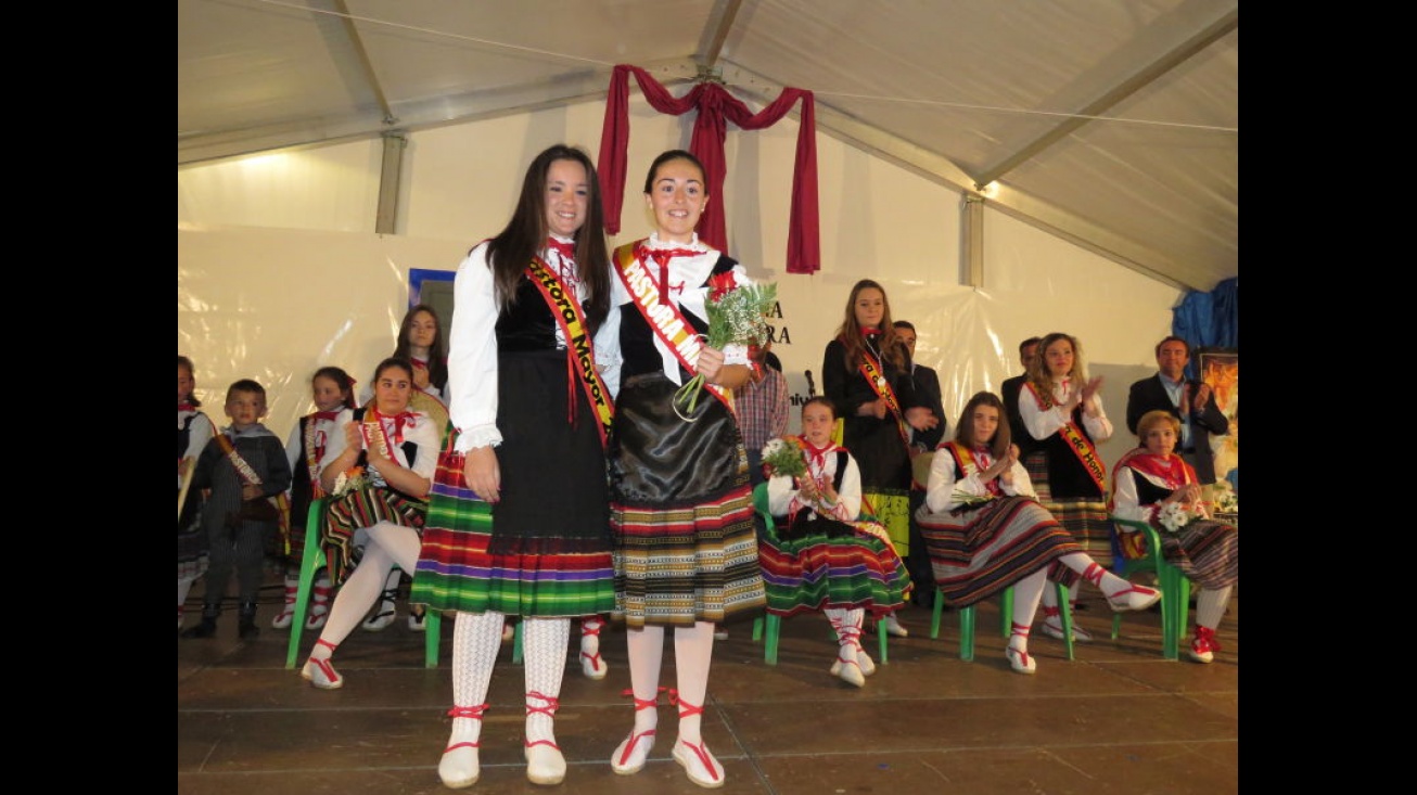 Proclamación de la pastora mayor 2015 por su predecesora