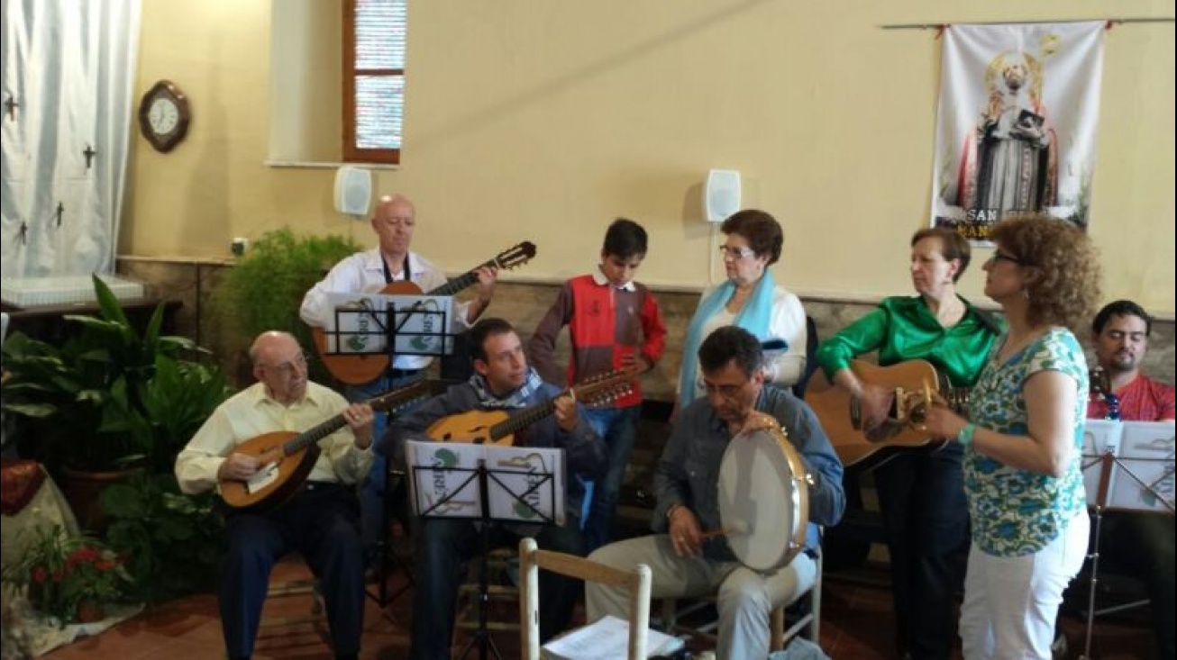 Actuación de Airén en la cruz de mayo de la ermita de San Blas. Foto: AAVV San Blas