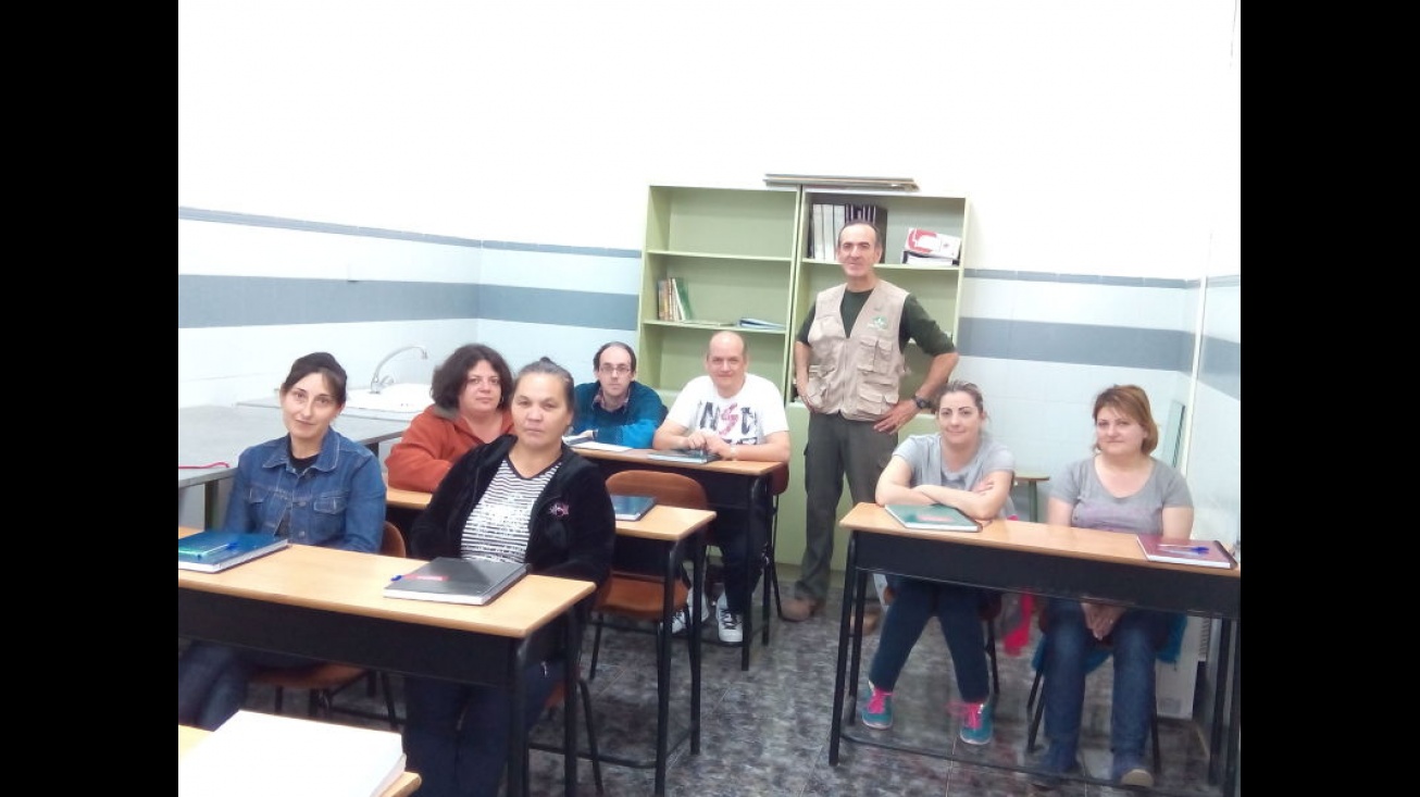 Participantes en el taller junto al monitor en el aula del parque