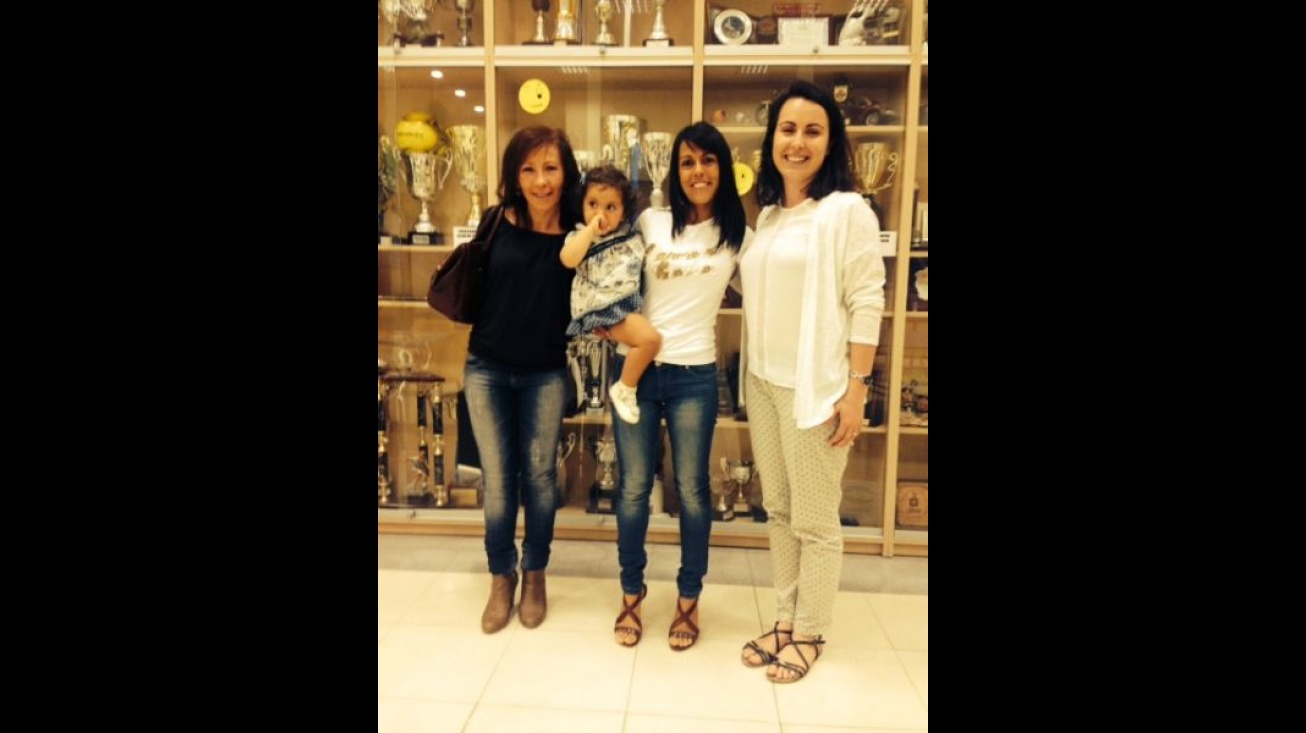 Mª Carmen Ruiz, del Club de Atletismo Manzanares, Gema Arenas con su hija, y Carmen Beatriz Alcolea, concejal de Deportes