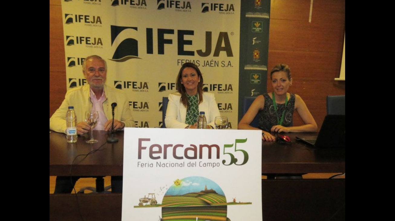 Nicolás Mata, gerente de FERCAM; Lola Serna, concejal de Ferias Comerciales; y Beatriz Maeso, coordinadora sector oleícola de FERCAM, durante la presentación en Expoliva