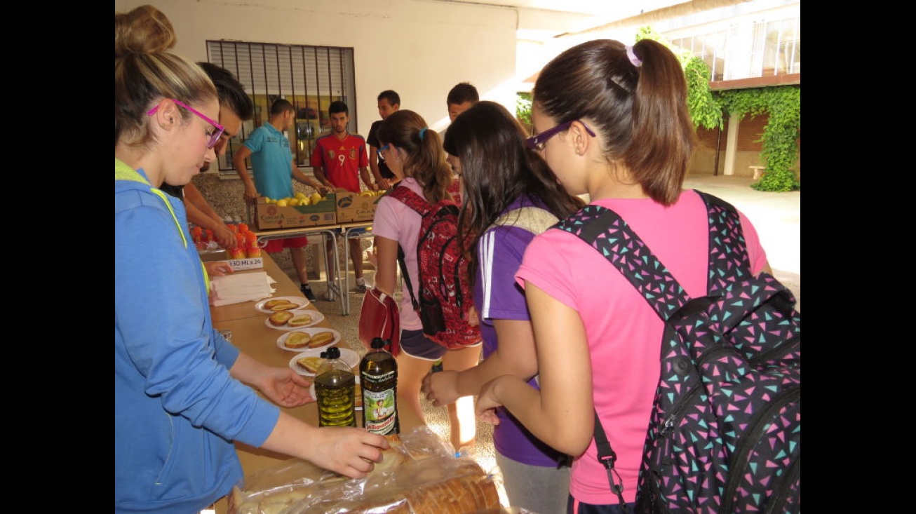 Reparto del desayuno saludable en el IES Azuer