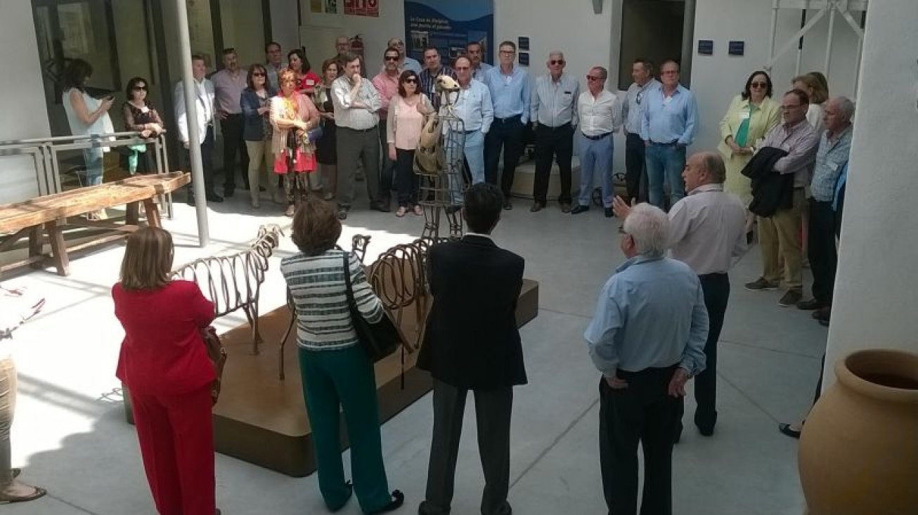 Momento de la visita de los antiguos alumnos al Museo del Queso Manchego, guiados por el alcalde