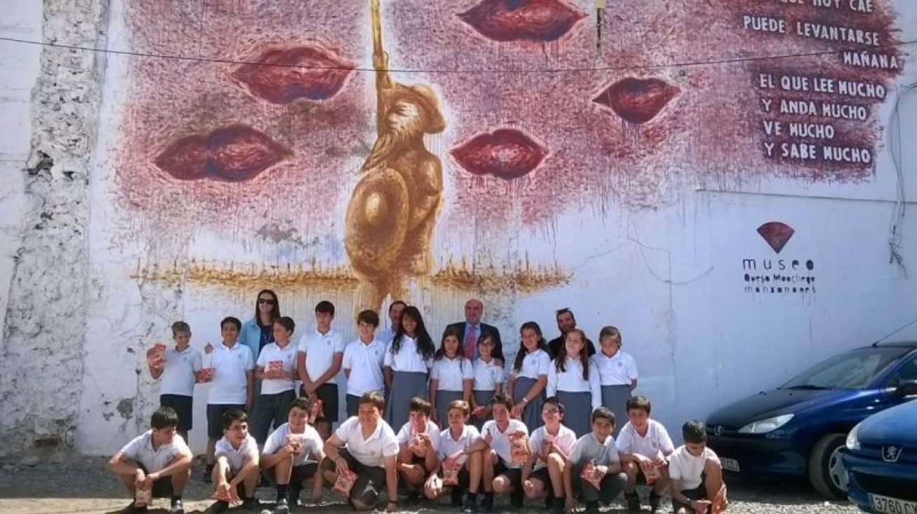 Alumnado del colegio "San José" con el artista y con las autoridades, junto al mural