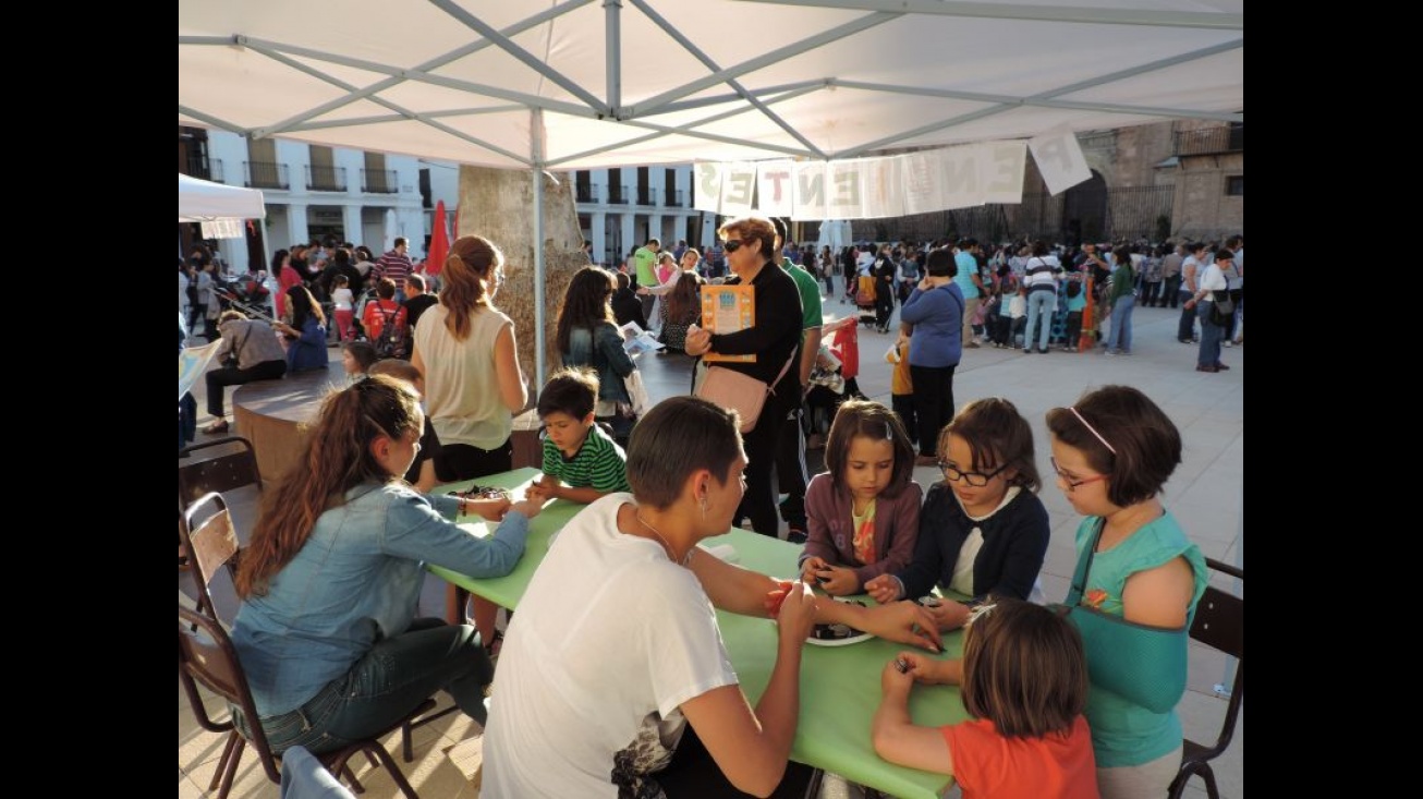 Juegos de mesa y talleres celebrados en la plaza de la Constitución