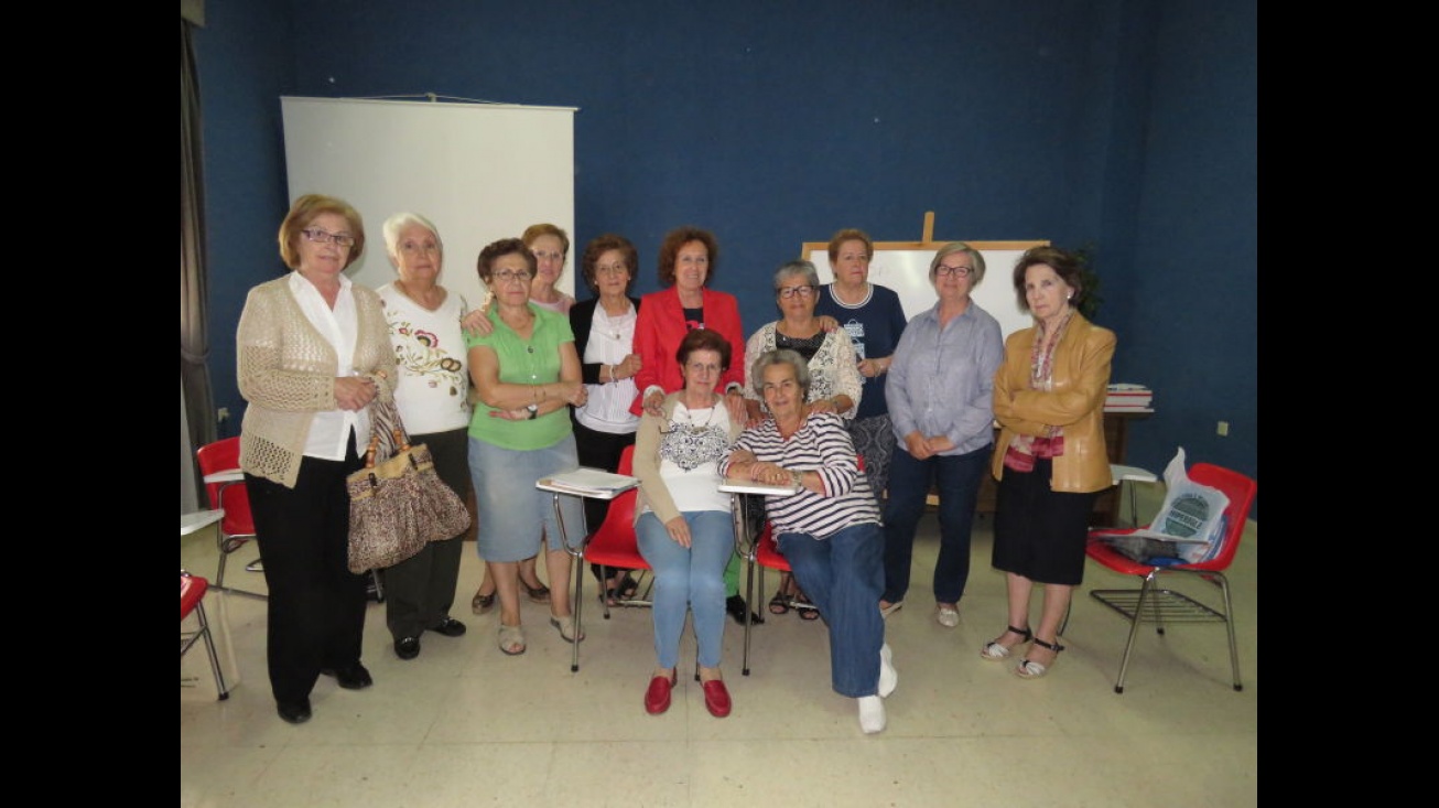 Participantes junto a la monitora del taller