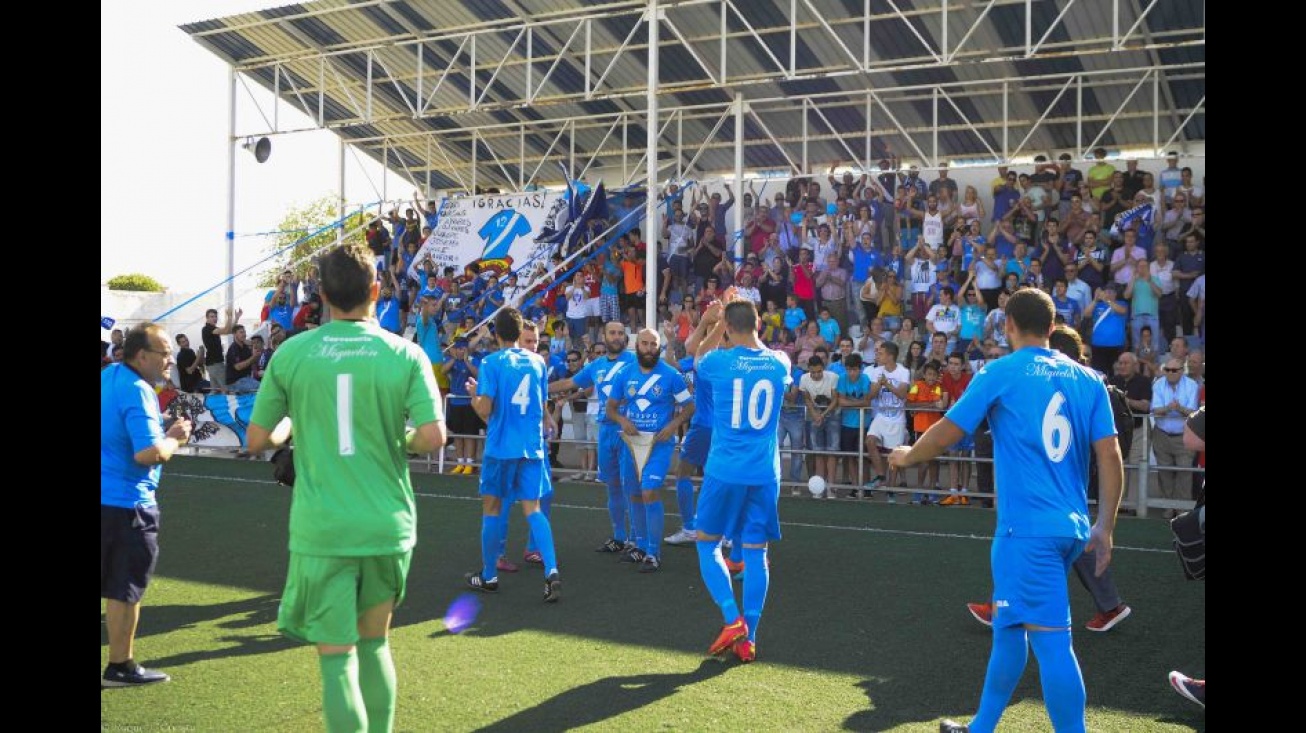 Jugadores del Manzanares saludando a su afición en el partido ante el Pontevedra. Foto: Roque J. Cuesta