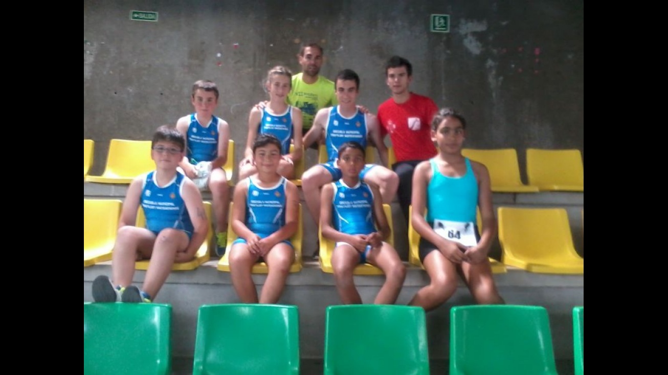 Alumnos de la Escuela de Triatlón que participaron en el regional de La Roda