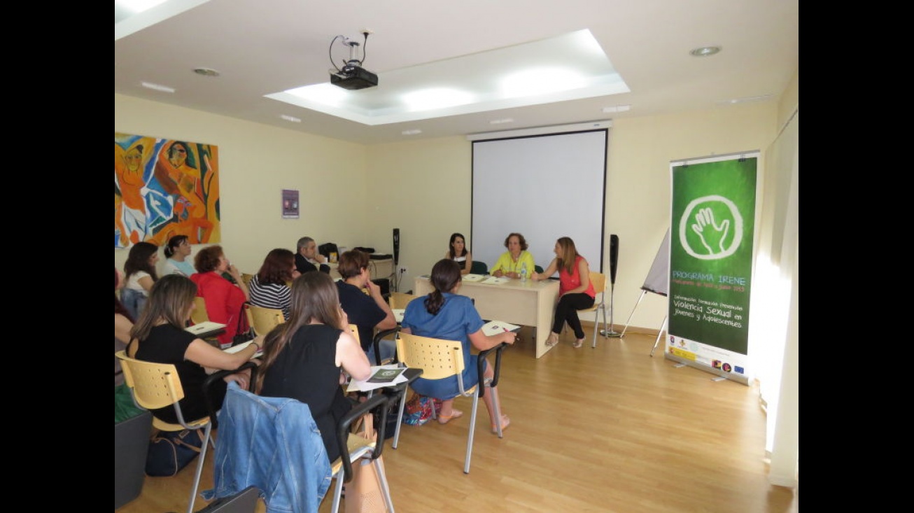 Ricarda Barato, en el centro de la mesa, en la apertura de la jornada