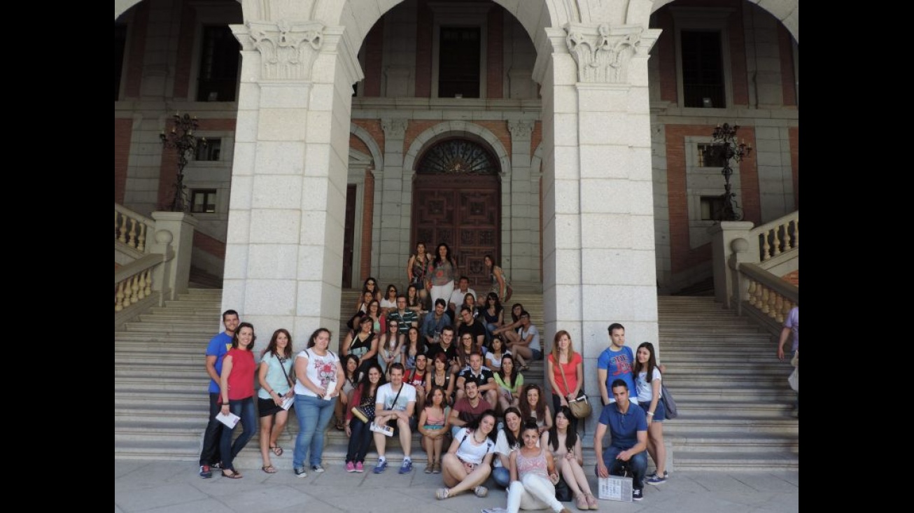 Los excursionistas, en el patio interior del Alcázar de Toledo