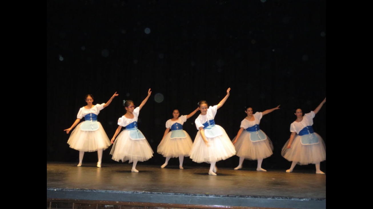 Actuación en el festival de fin de curso de danza