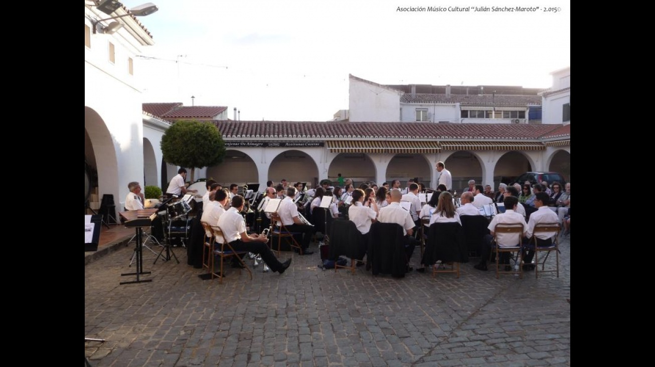 Actuación de la banda de Manzanares en el patio del mercado