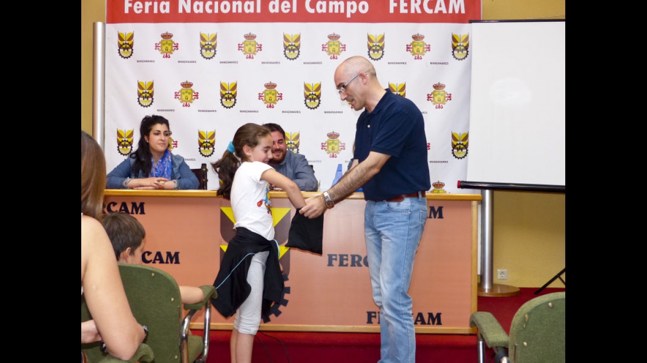 Una niña realizó la extracción del número en el sorteo público