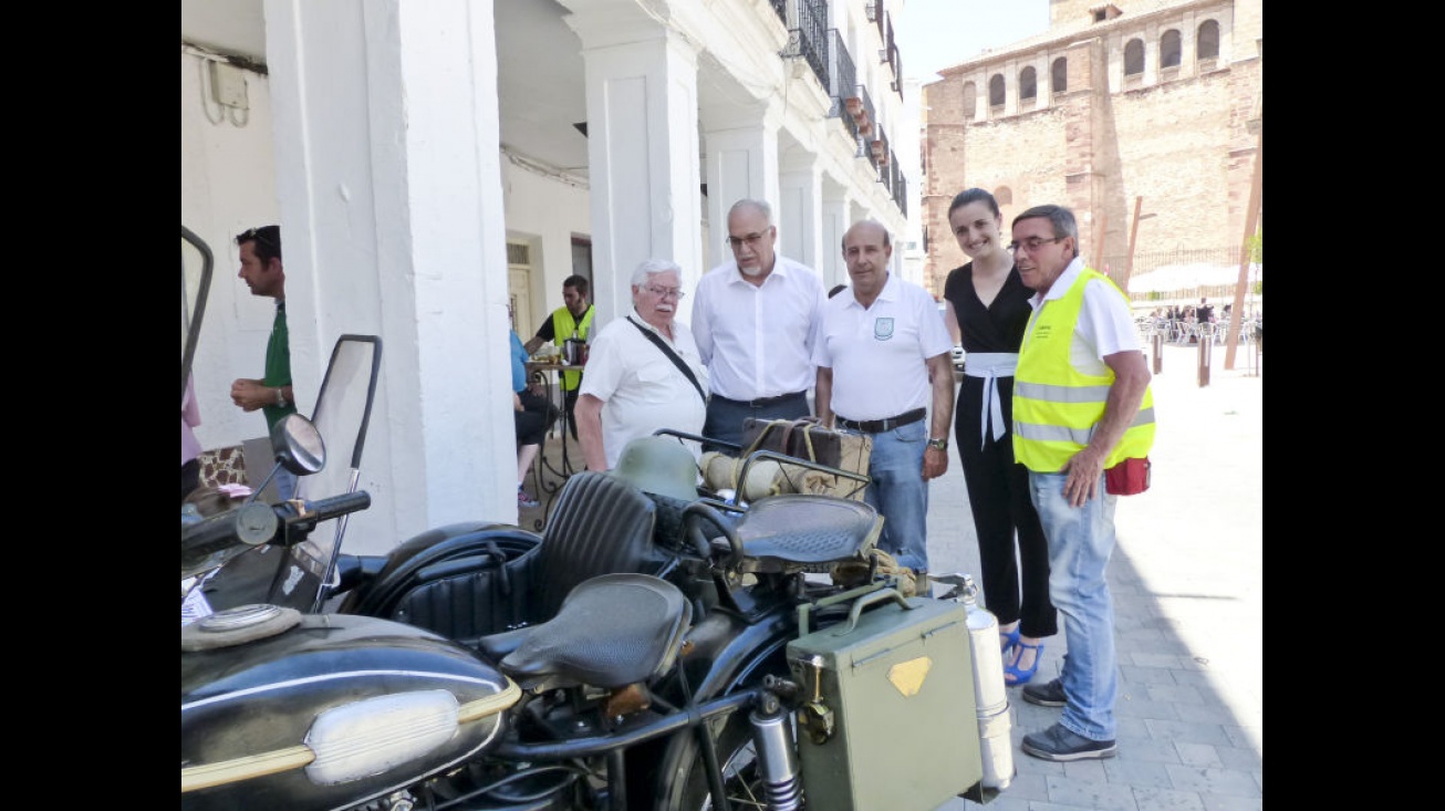 El alcalde y la concejala de Festejos visitaron la exposición de motos en la plaza