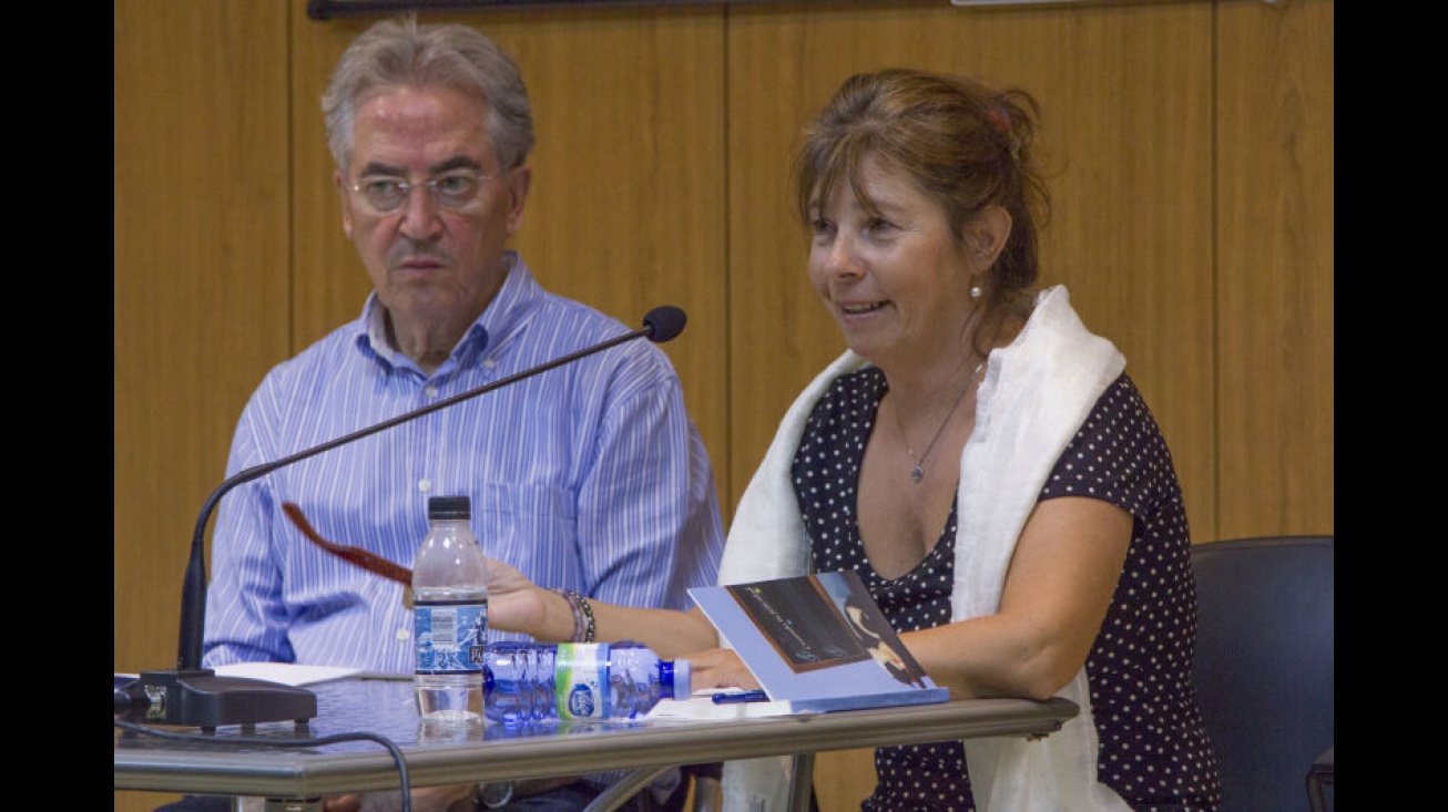 Román Orozco y Cayetana Román durante la presentación del libro. Foto: Carlos Caba