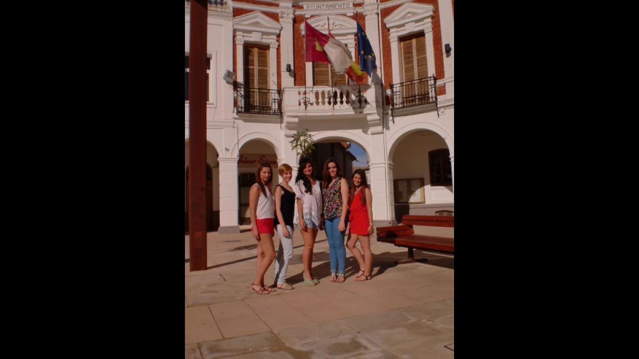 Estefanía Fernández, en el centro, junto a las demás zagalillas 2015