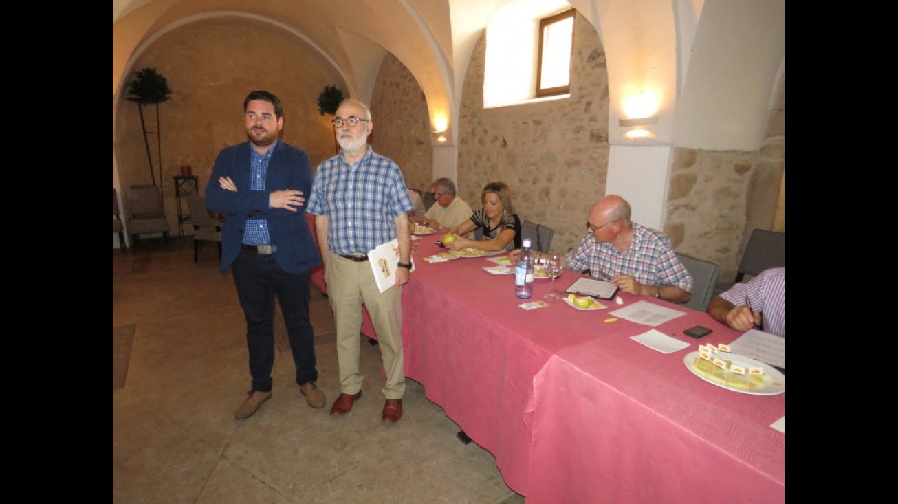 Pablo Camacho y Pedro Condés ante la mesa de catadores