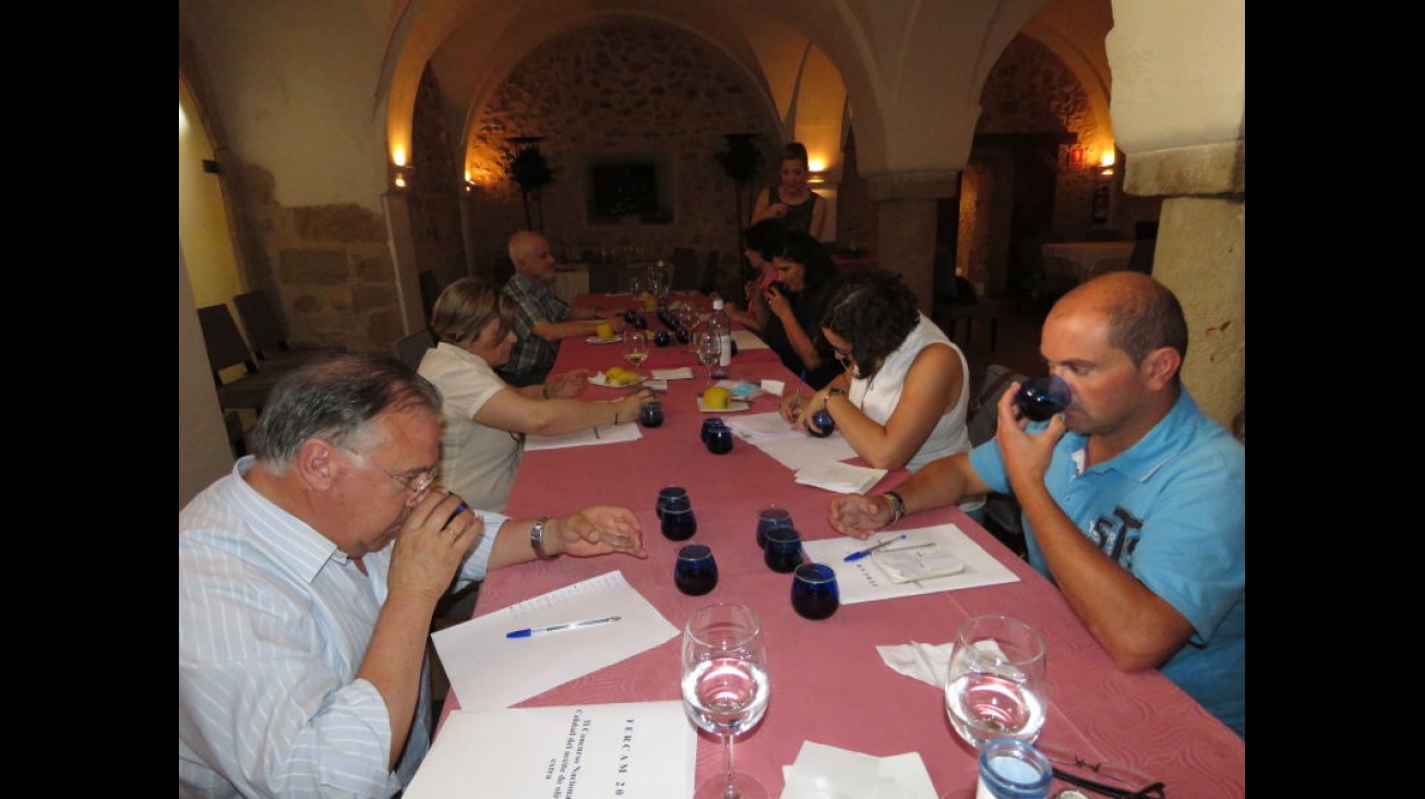 El jurado del concurso durante la cata celebrada en el Castillo de Pilas Bonas