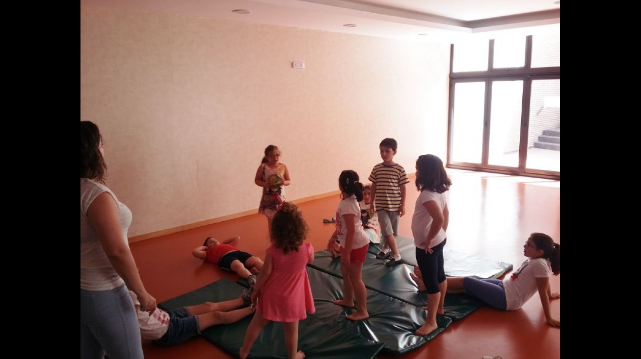 Actividades del servicio "Concilia en Vacaciones" en el gimnasio del Centro de la Mujer