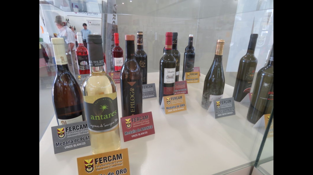 Los vinos premiados, expuestos en el Pabellón de Muestras de la feria