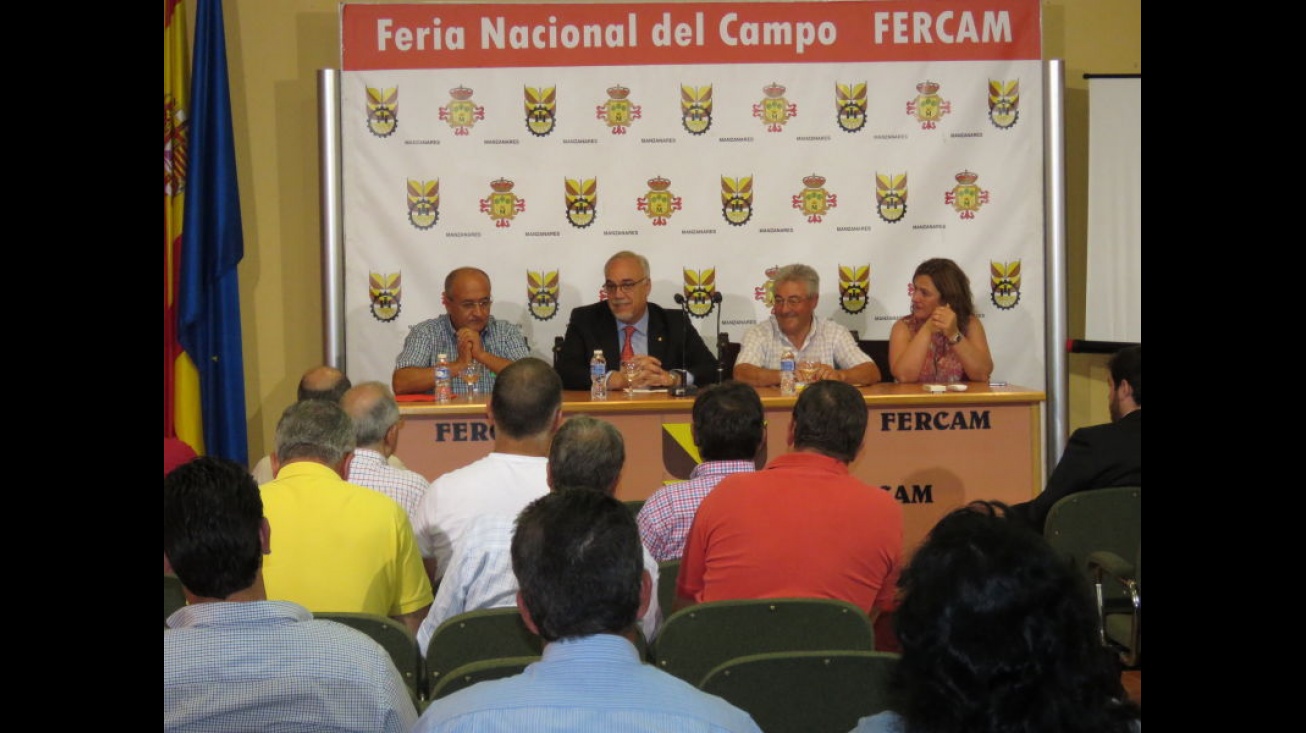 Miguel Padilla, a la izquierda del alcalde de Manzanares en la conferencia de COAG