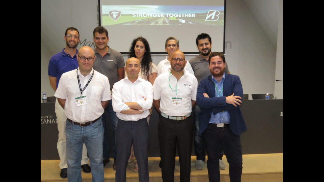 Equipo de Bridgestone-Firestone, con el concejal de Ferias Comerciales, Pablo Camacho