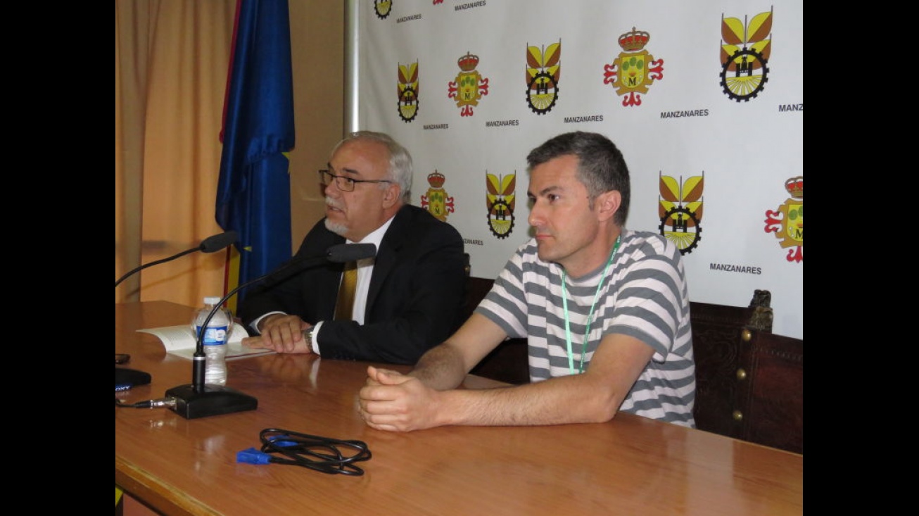 El alcalde de Manzanares, durante la presentación de la conferencia