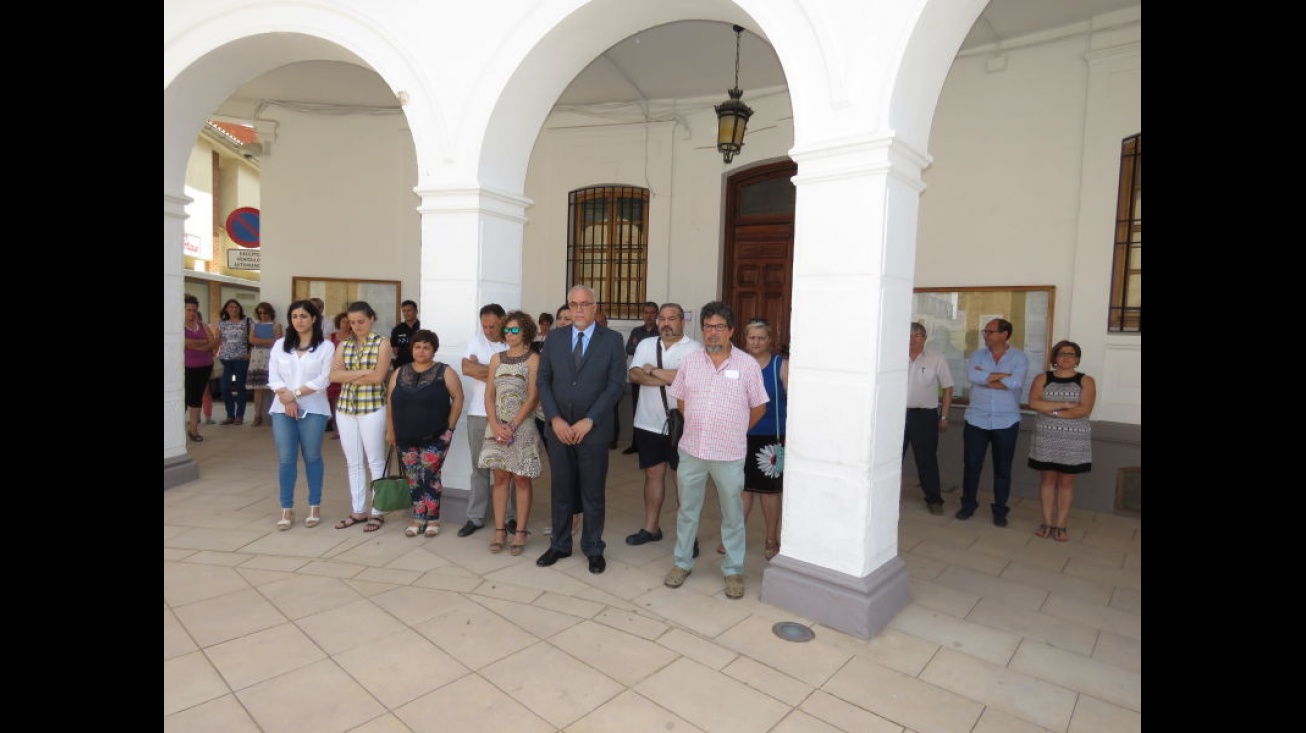 Minuto de silencio guardado en el Ayuntamiento de Manzanares