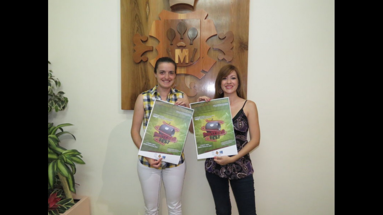 Esther Nieto y Fanny Cordero-Sánchez, con el cartel del ManzanaFest 2015