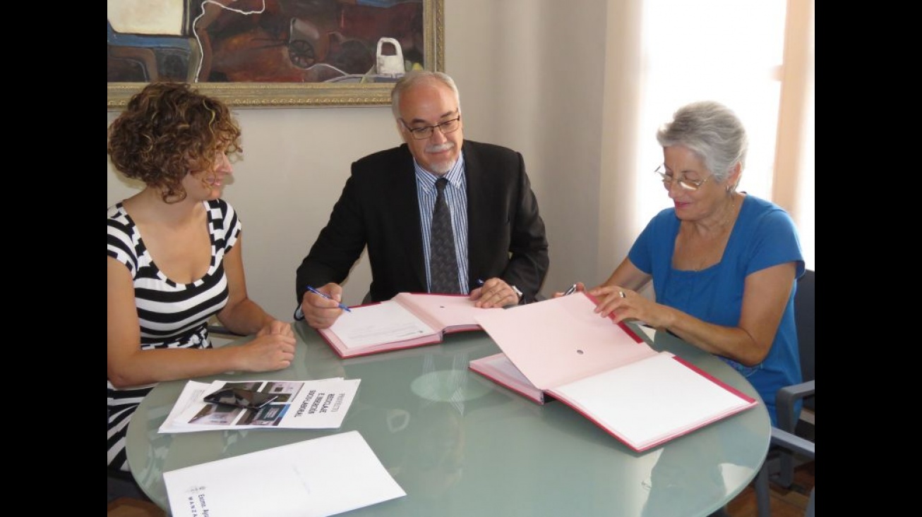 Momento de la firma del convenio entre el alcalde y la directora de Cáritas