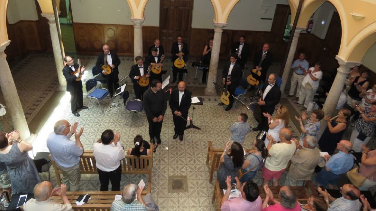 Martín Cantarero recibió un prolongado aplauso del público y de sus compañeros de orquesta. En el centro junto a su sobrino.