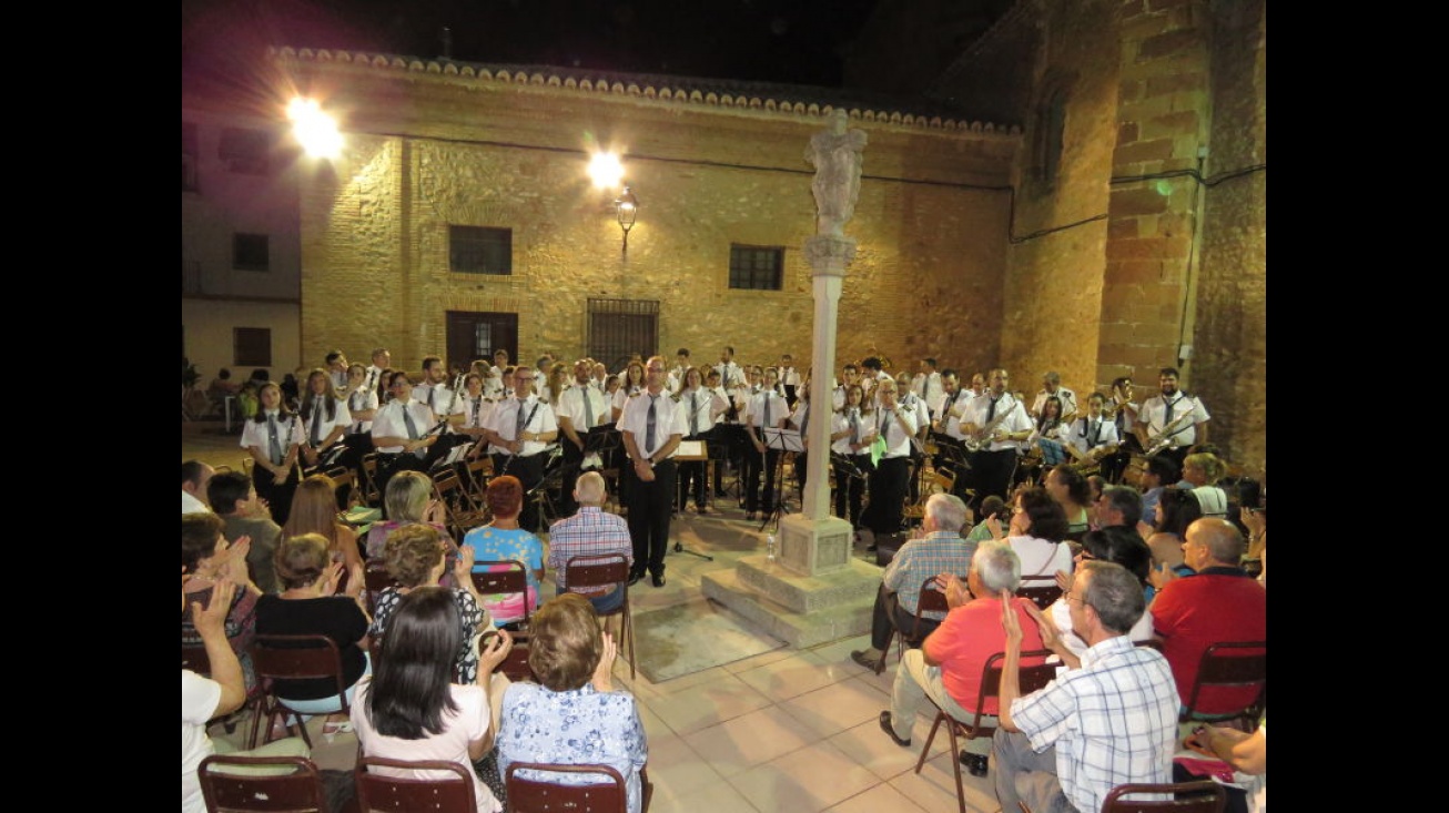 Aplauso final a la banda en el concierto de feria del jueves