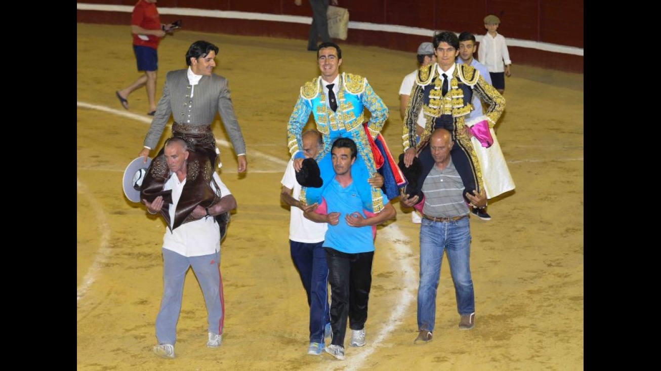 La terna, a hombros en Manzanares .Foto: Roque J. Cuesta