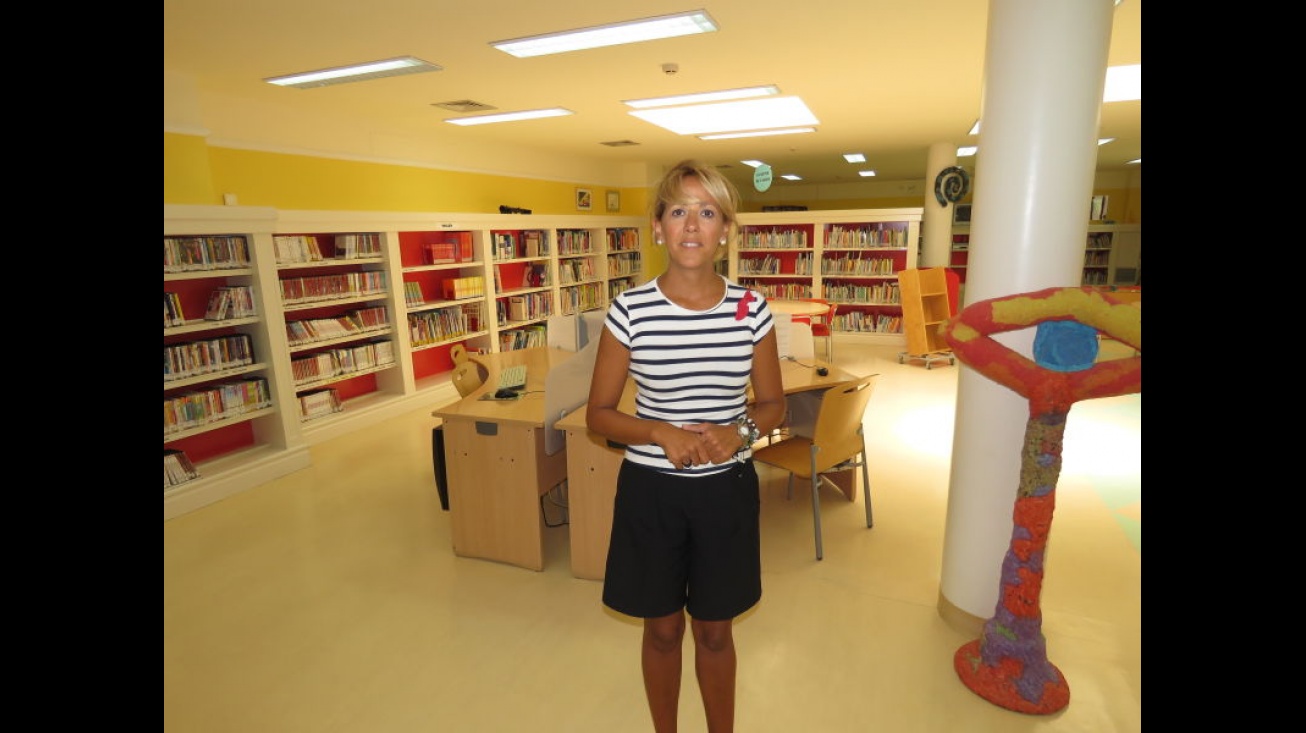 Silvia Cebrián, concejala de Cultura, en la biblioteca municipal