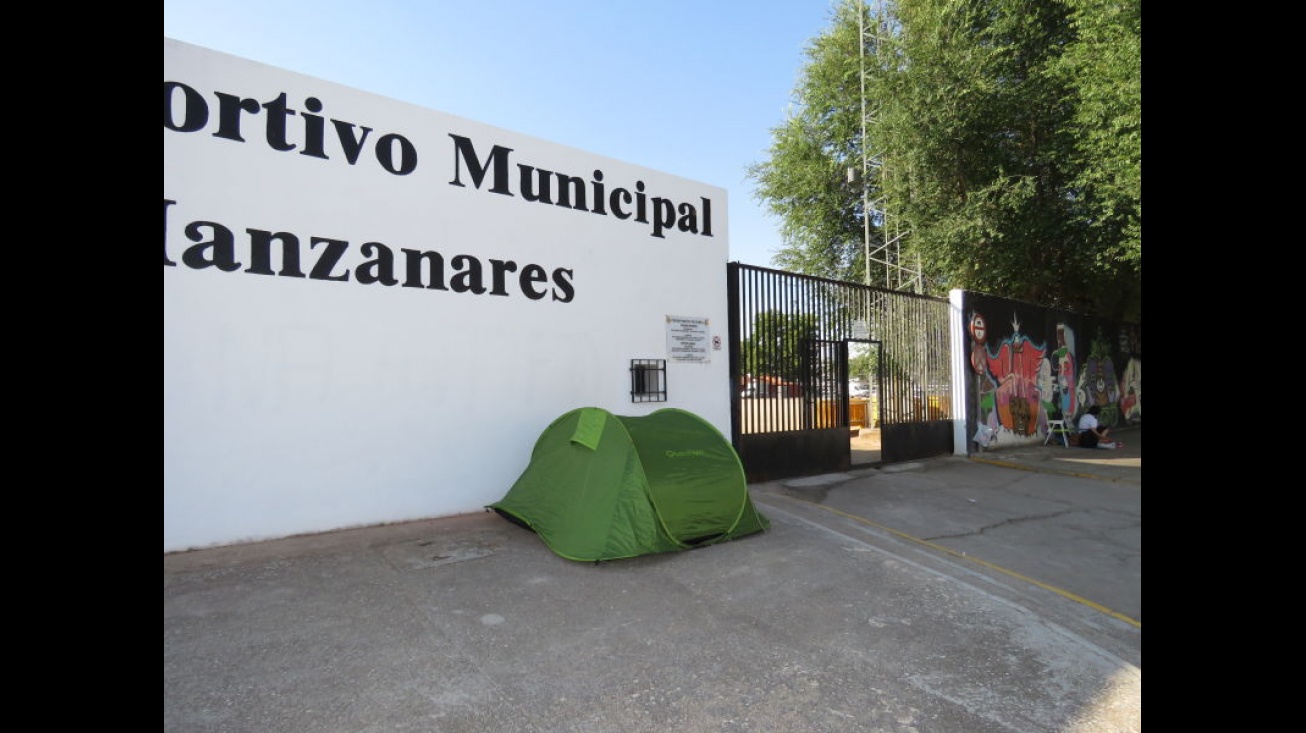 Tienda de campaña en la entrada del recinto a primera hora del jueves