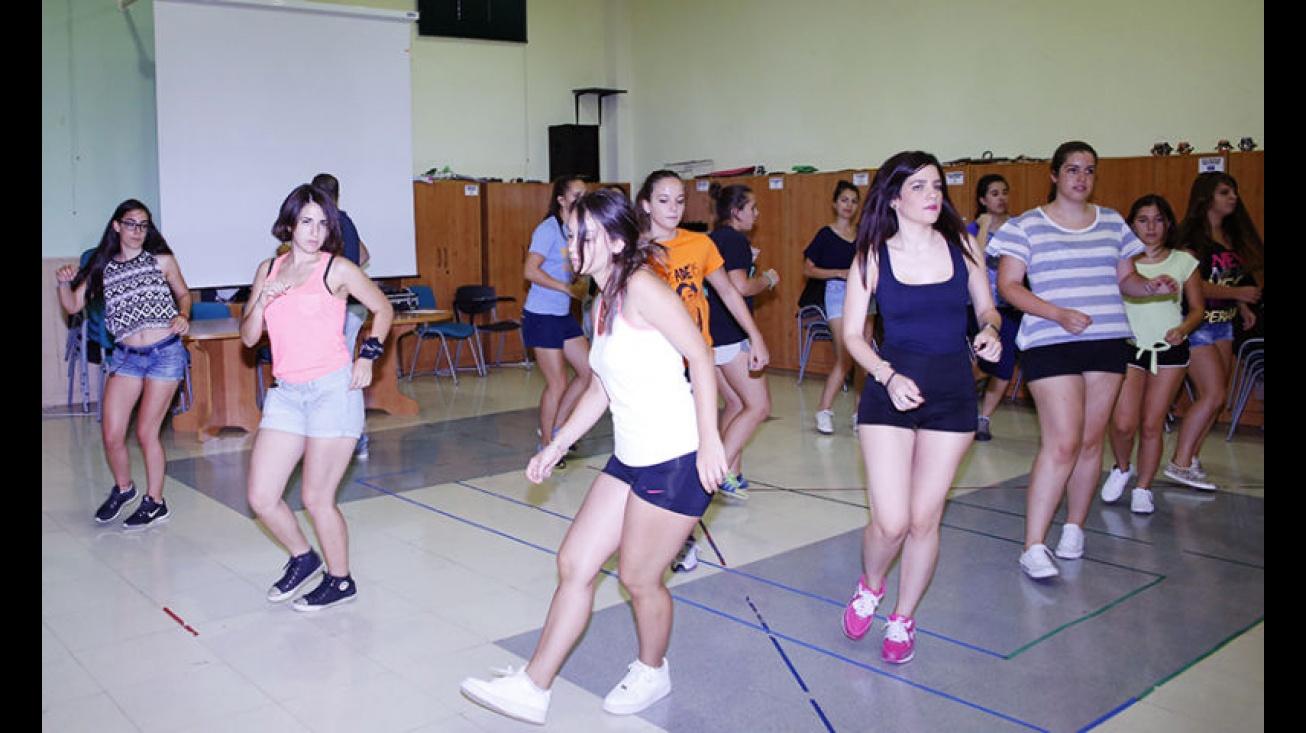 Veinte jóvenes participan en el taller de bailes latinos