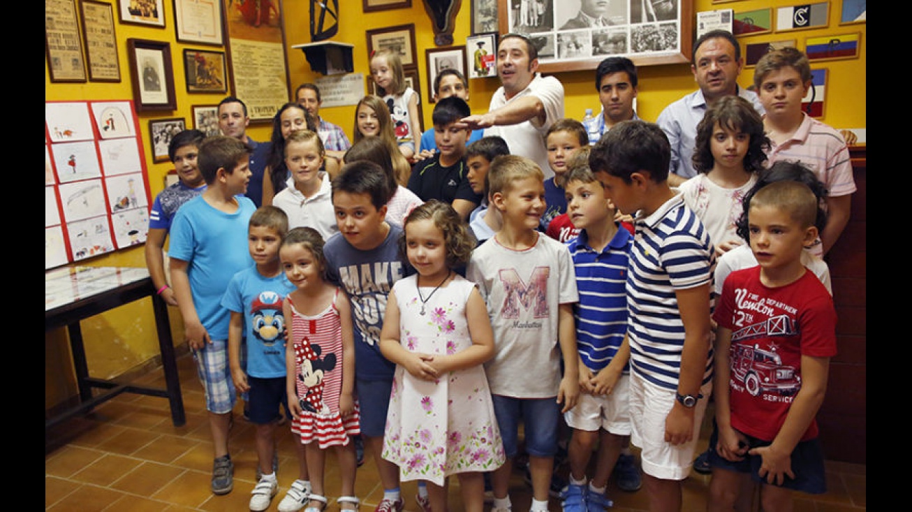 Niños participantes en el concurso de pintura de la peña taurina