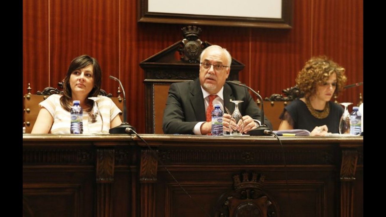 Isabel Díaz-Benito, Julián Nieva y Beatriz Labián durante el Pleno de agosto