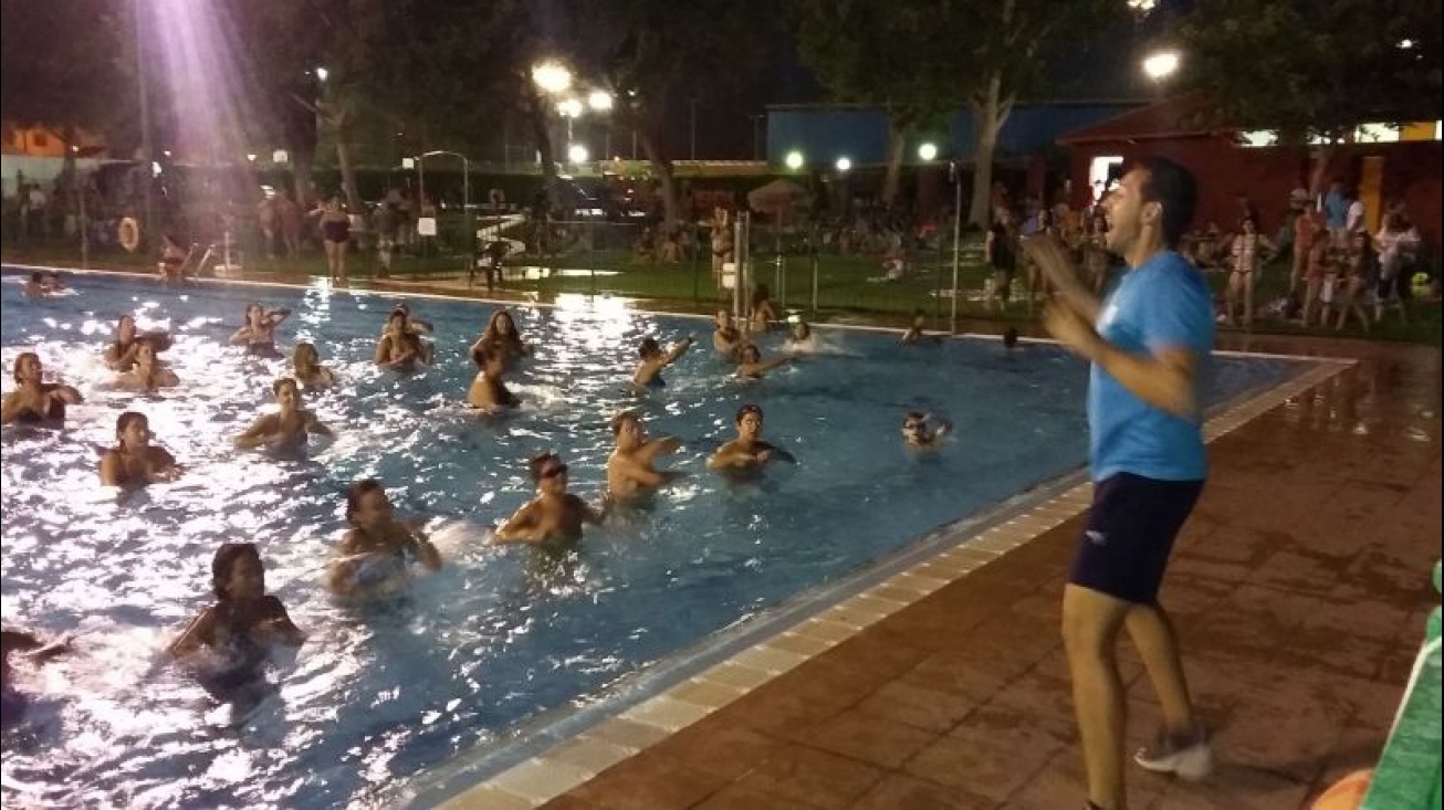 Sesión nocturna de aquaeróbic en la fiesta acuática