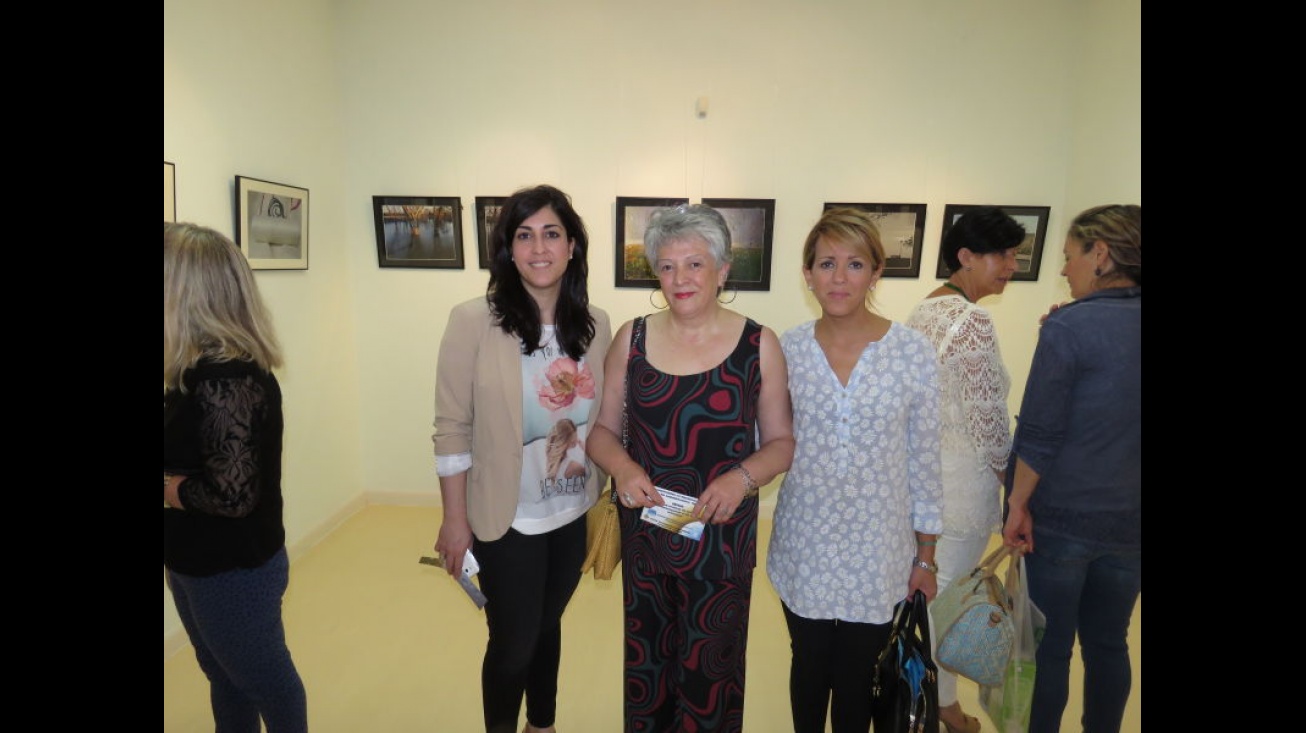 Joaqui Muñoz entre las concejalas de Turismo y de Cultura en la inauguración de la exposición