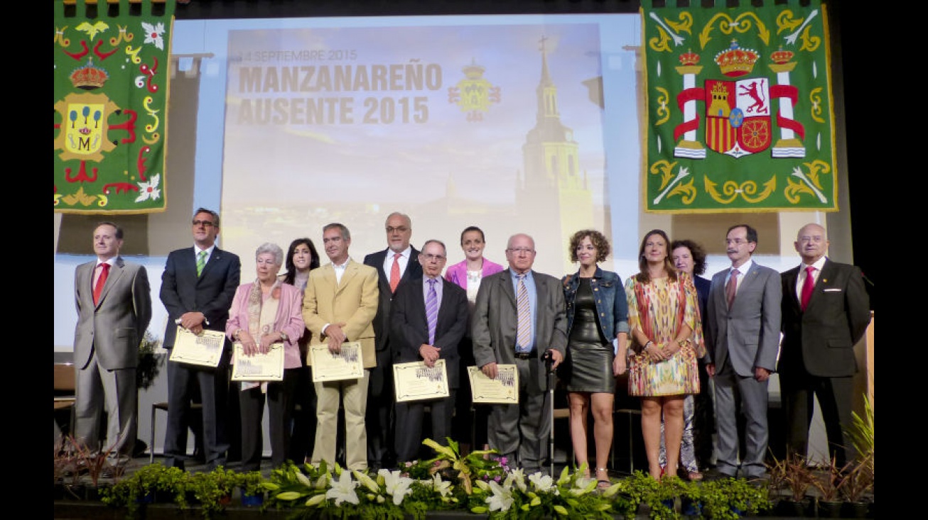 Foto conjunta de las autoridades con los "Manzanareños Ausentes 2015". Foto: J.A.Romero